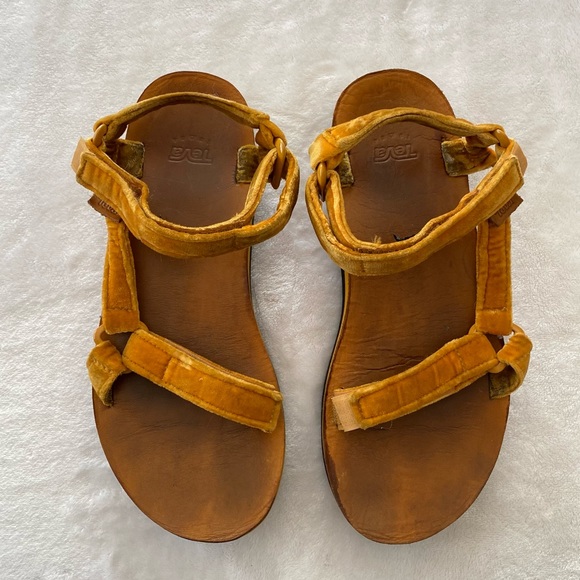 Teva Flatform Universal Velvet Sandals - Picture 3 of 11